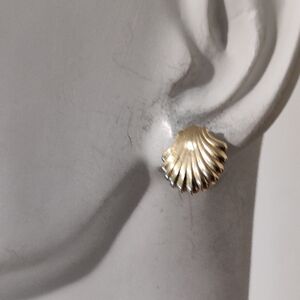 Solid 14K Yellow Gold Seashell Shaped Single Stud Earring